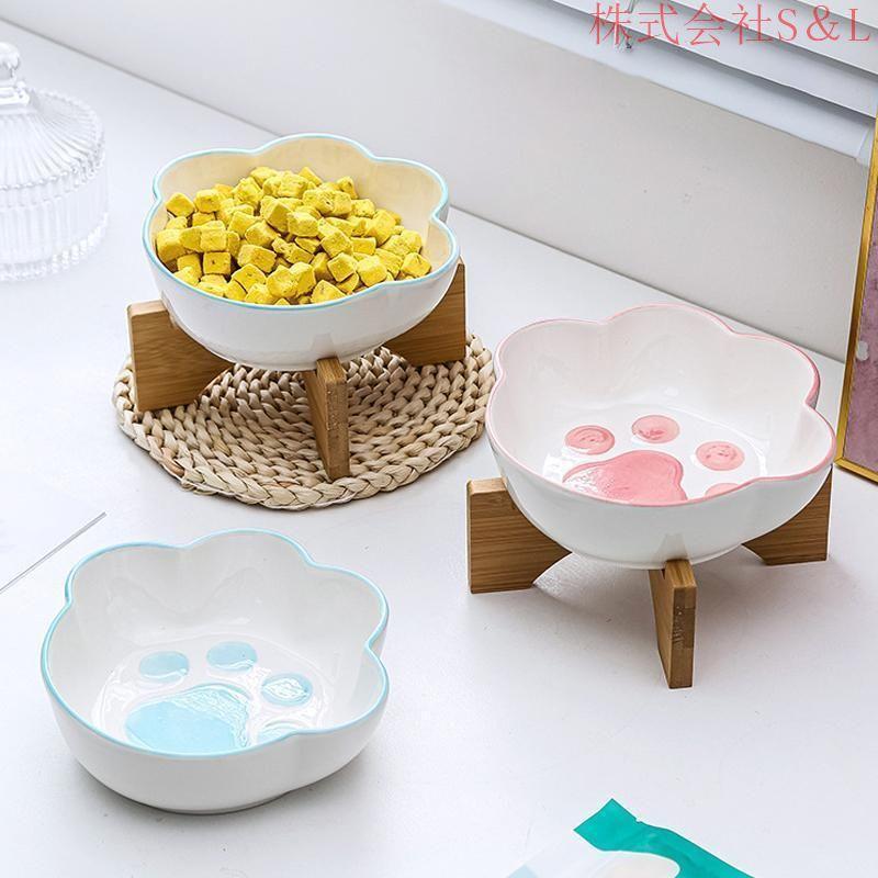 カラー：ピンク ブルーセット：ボウル+スタンド素材：ボウル：陶器 スタンド：木製猫の肉球型をしたフードボウル、超かわいいです。高さなので、猫ちゃんの腰に負担がかからず重心が安定した状態で食事をすること